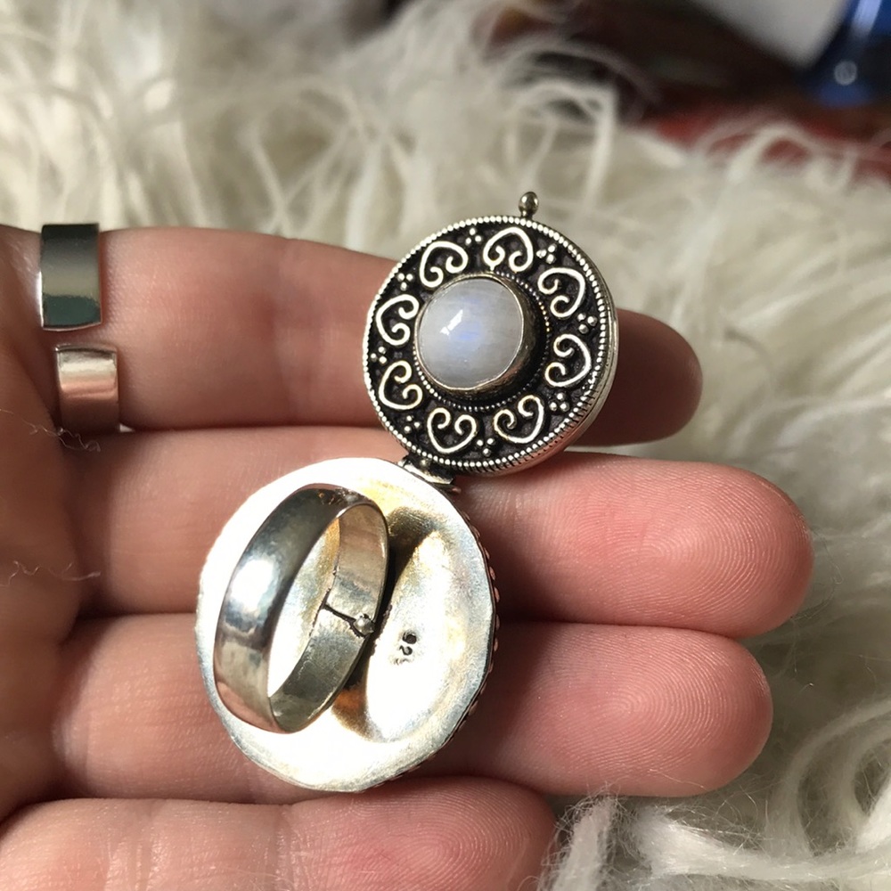 Poison / Pill Box Stash Locket Ring - Picture 4 of 8